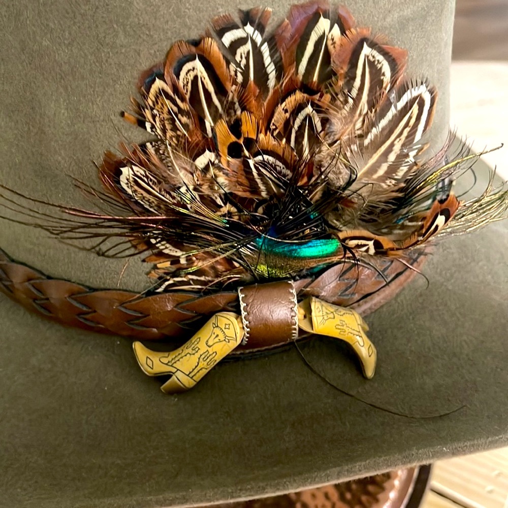 Stetson “Billy Kidd” Cowboy Hat. Custom Feather, beaded band.Light Brown.6 7/8’s - Picture 5 of 16